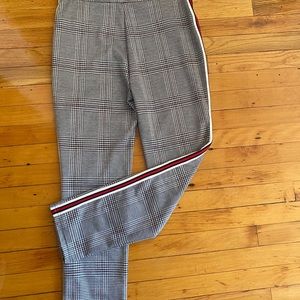 Cotton cropped pants. Checkered with pinstripe.